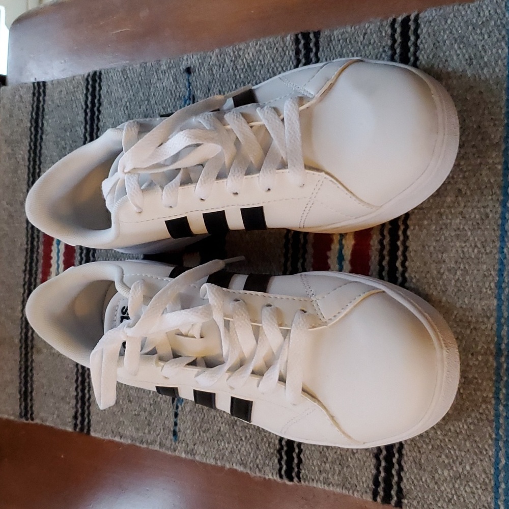 Adidas NWOT MENS  👟  size 5